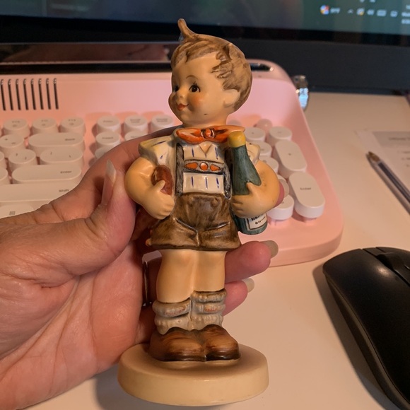 M J Hummel “Valentine Joy” 399 BOY figurine - Picture 3 of 3